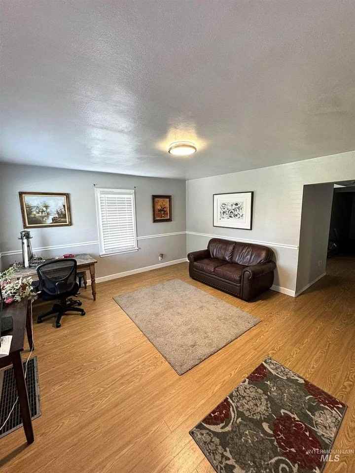 215 S Juniper St, Nampa, ID - Photo 4 of 10