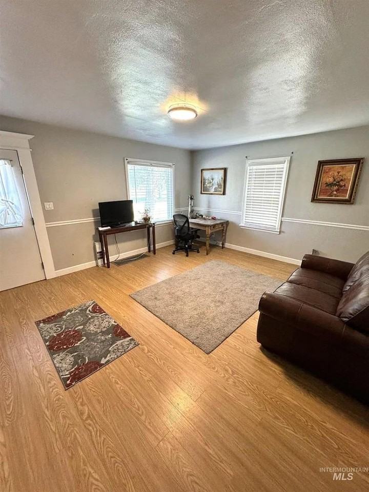 215 S Juniper St, Nampa, ID - Photo 5 of 10