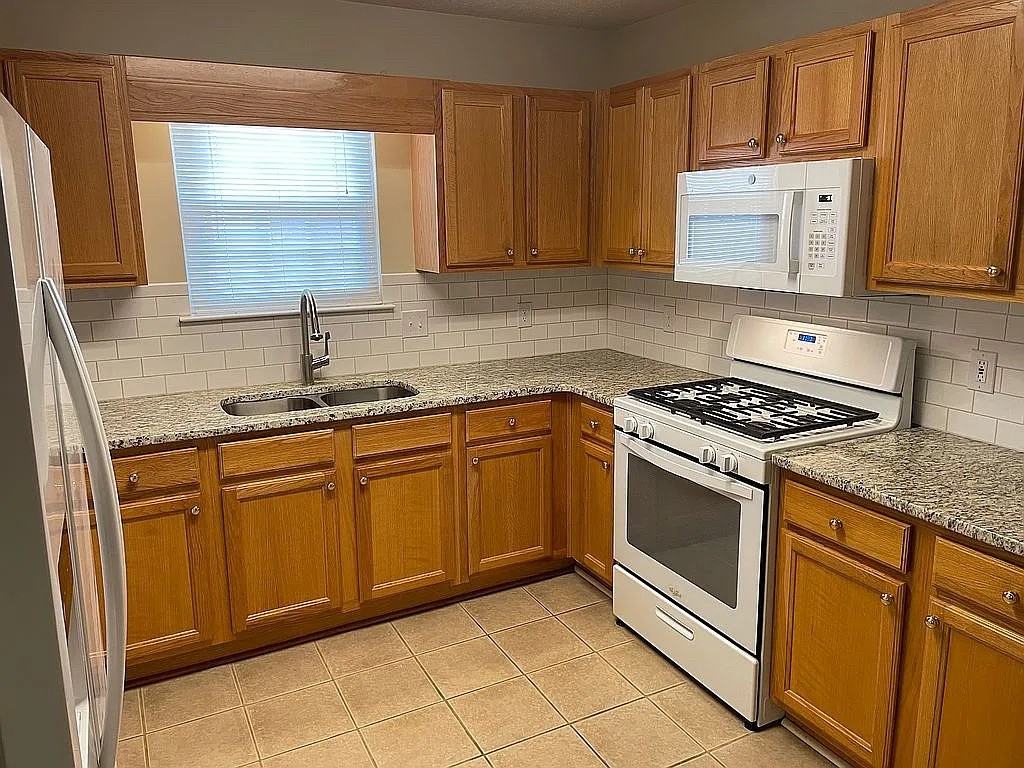 44 Pointe North Dr - Photo 3 of 22