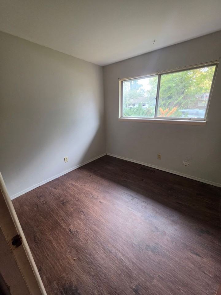 8717 Parkdale Dr - Photo 6 of 9