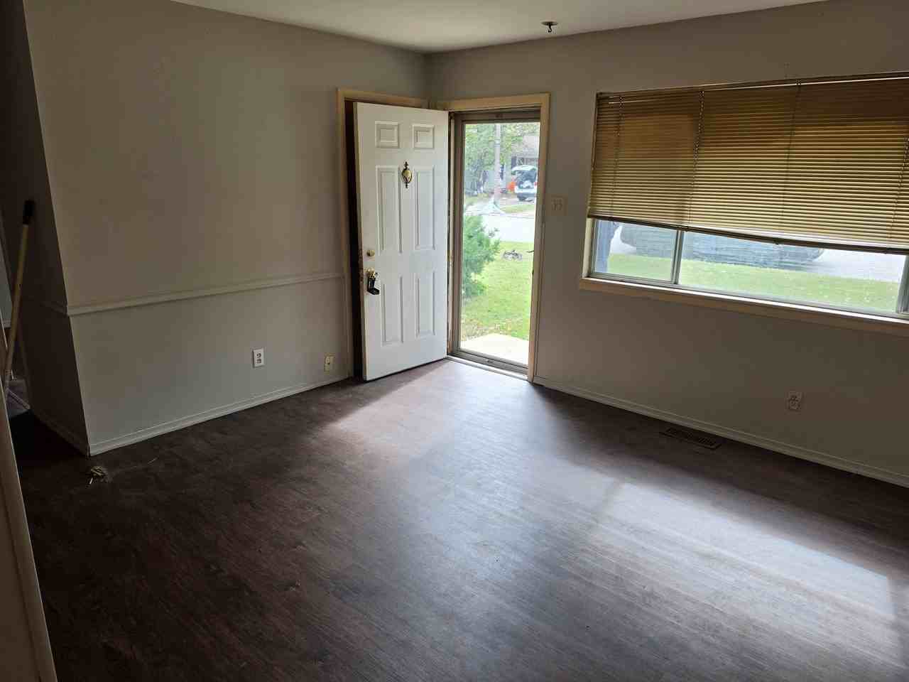 8717 Parkdale Dr - Photo 7 of 9