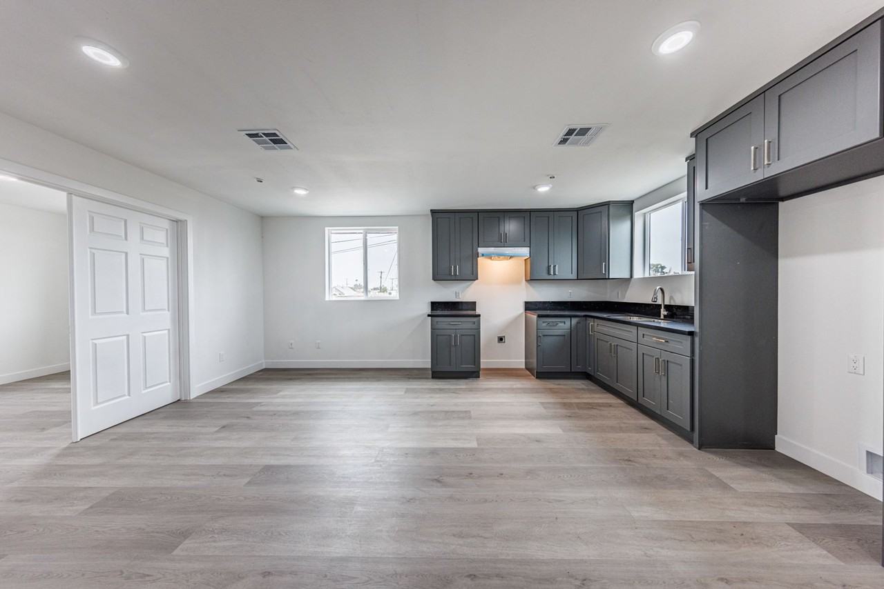 1615 W 55th St - Photo 4 of 38