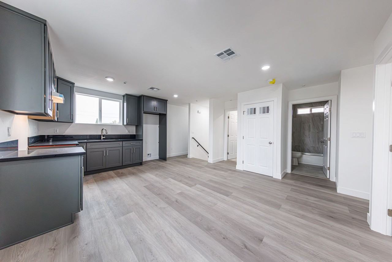 1615 W 55th St - Photo 5 of 38