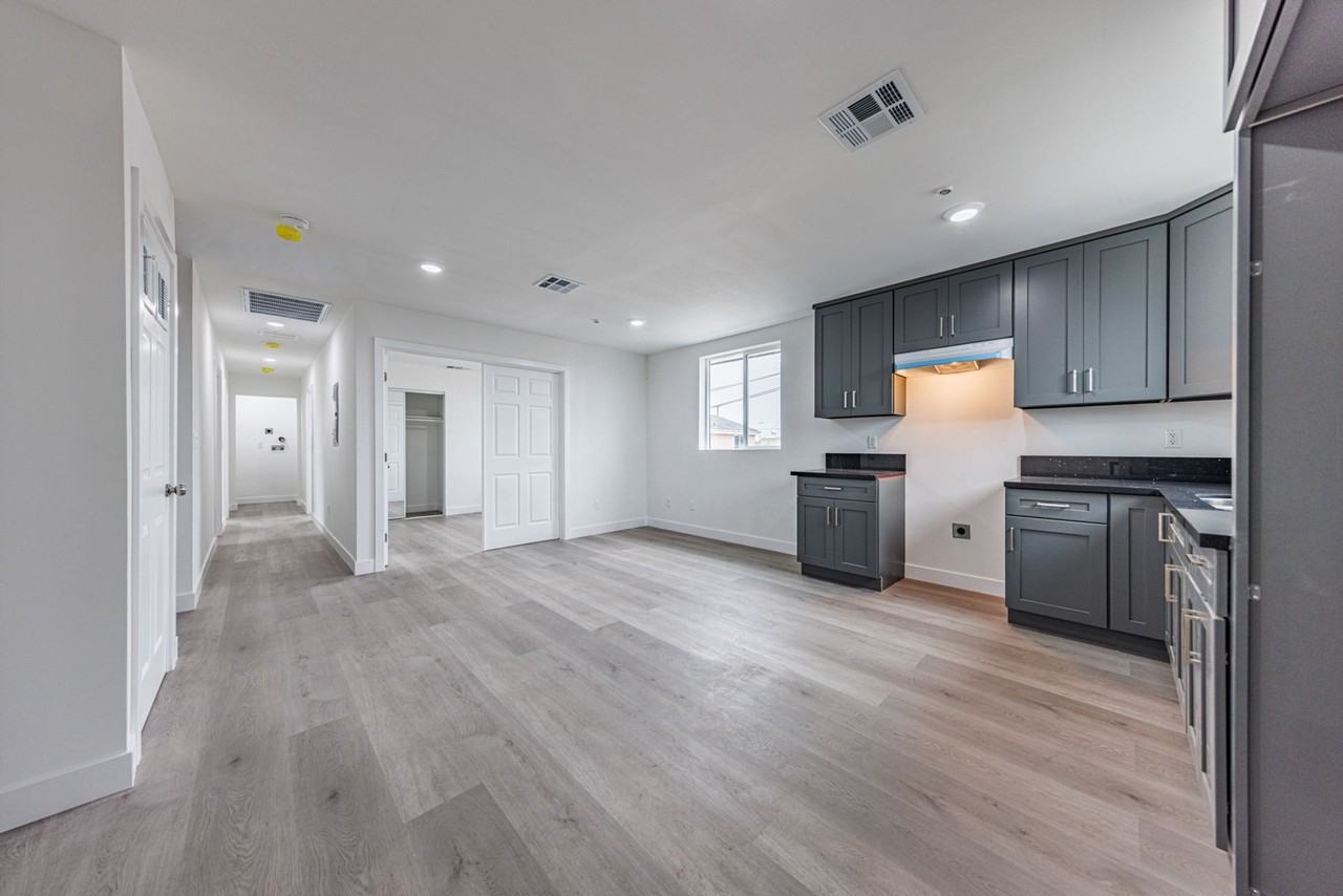 1615 W 55th St - Photo 6 of 38