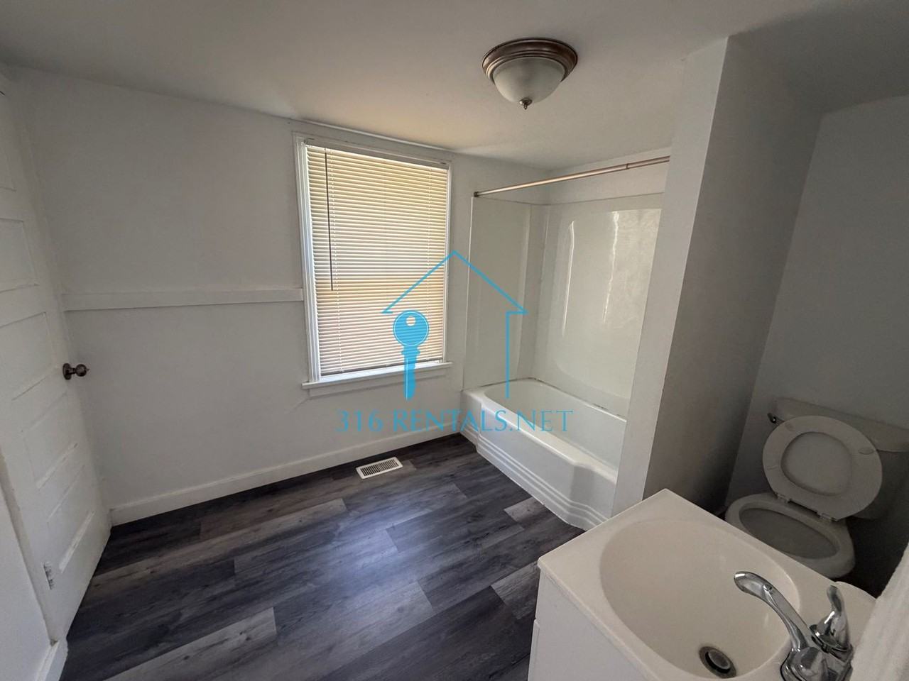 210 N Ash St - Photo 3 of 9