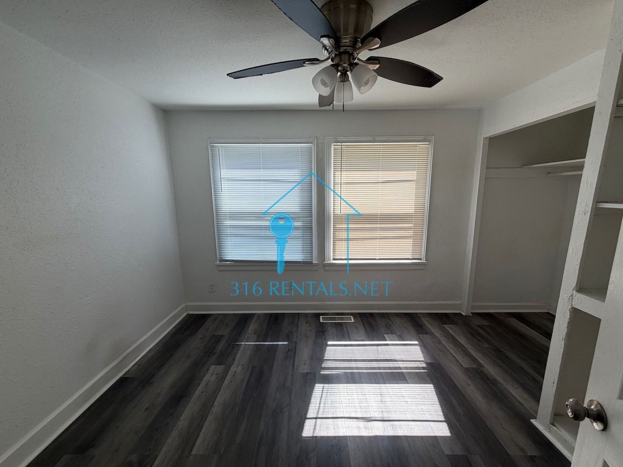210 N Ash St - Photo 4 of 9
