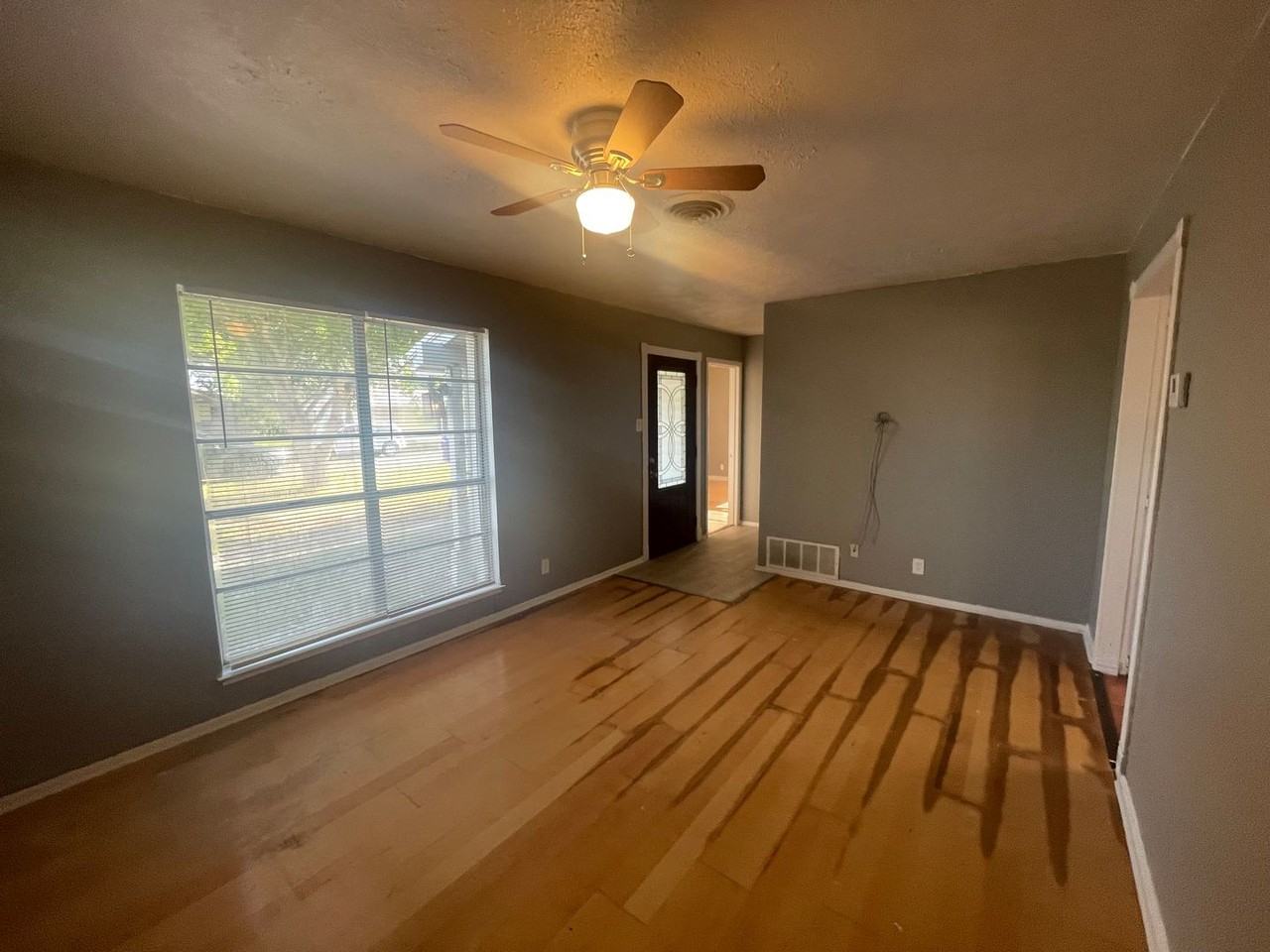 333 Hialeah Dr - Photo 3 of 19