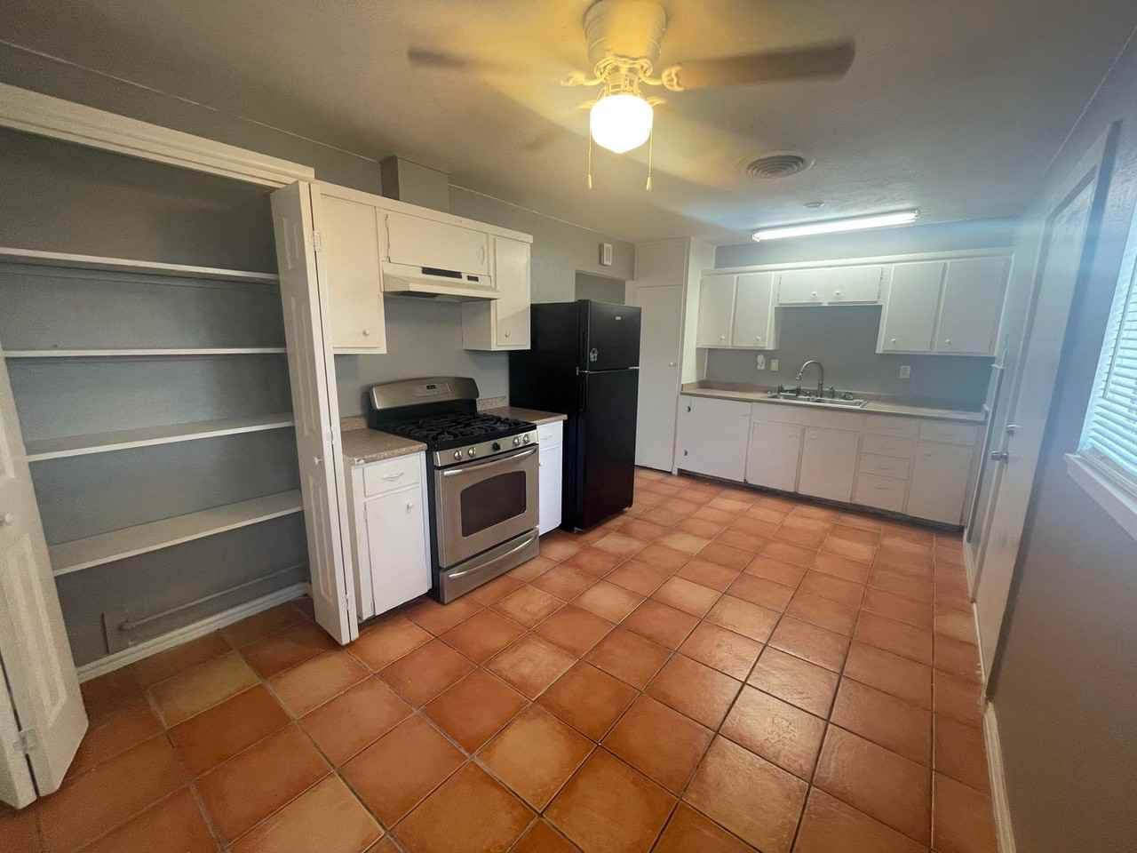 333 Hialeah Dr - Photo 5 of 19