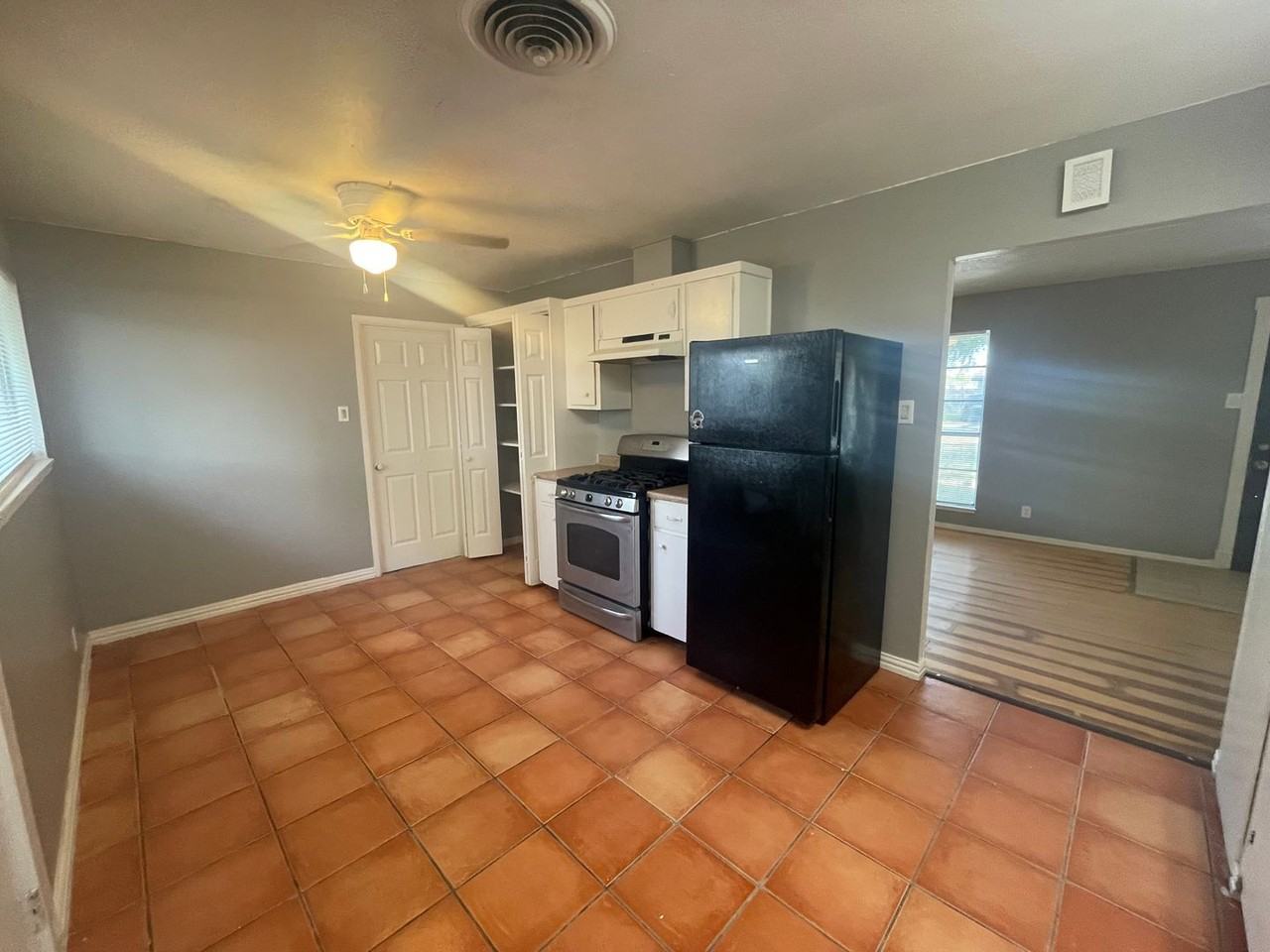 333 Hialeah Dr - Photo 6 of 19