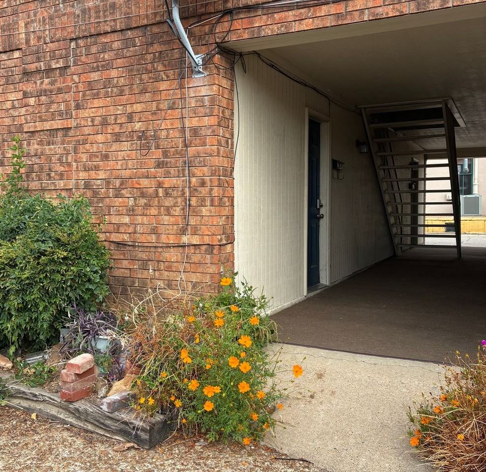 205 W Market Ave - Photo 2 of 7