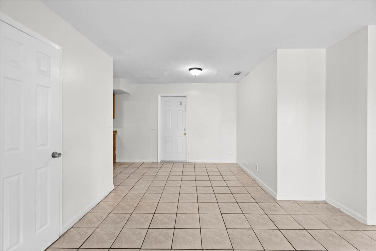 1130 W 23rd St - Photo 4 of 30