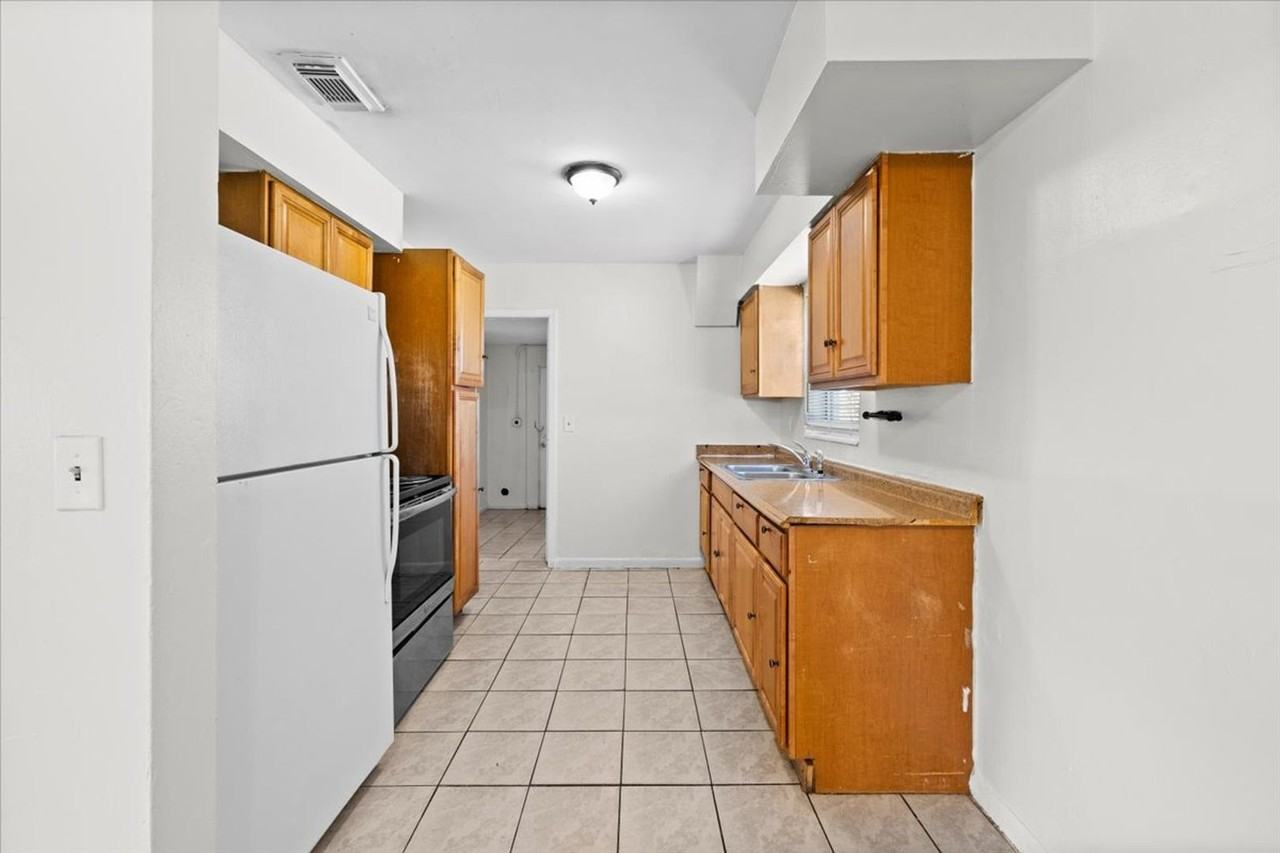 1130 W 23rd St - Photo 6 of 30