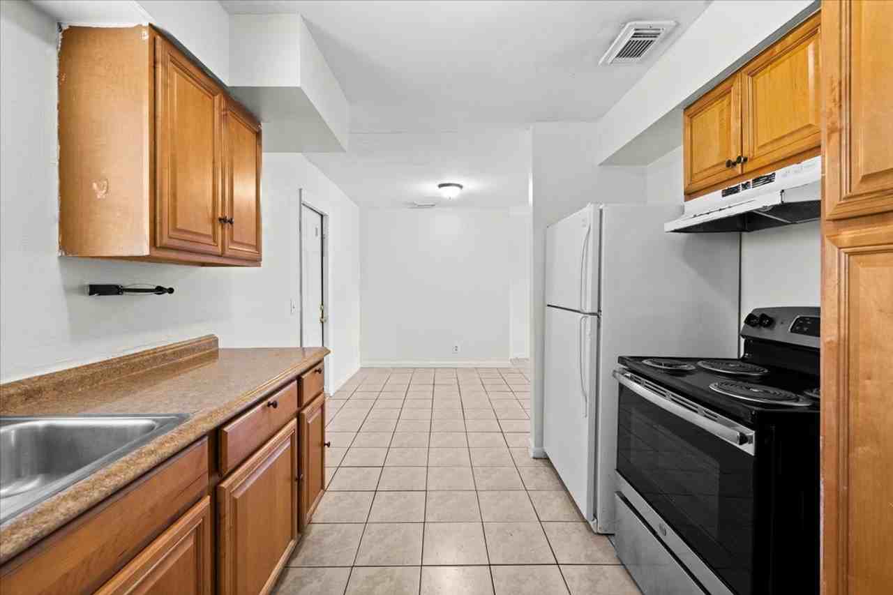1130 W 23rd St - Photo 7 of 30