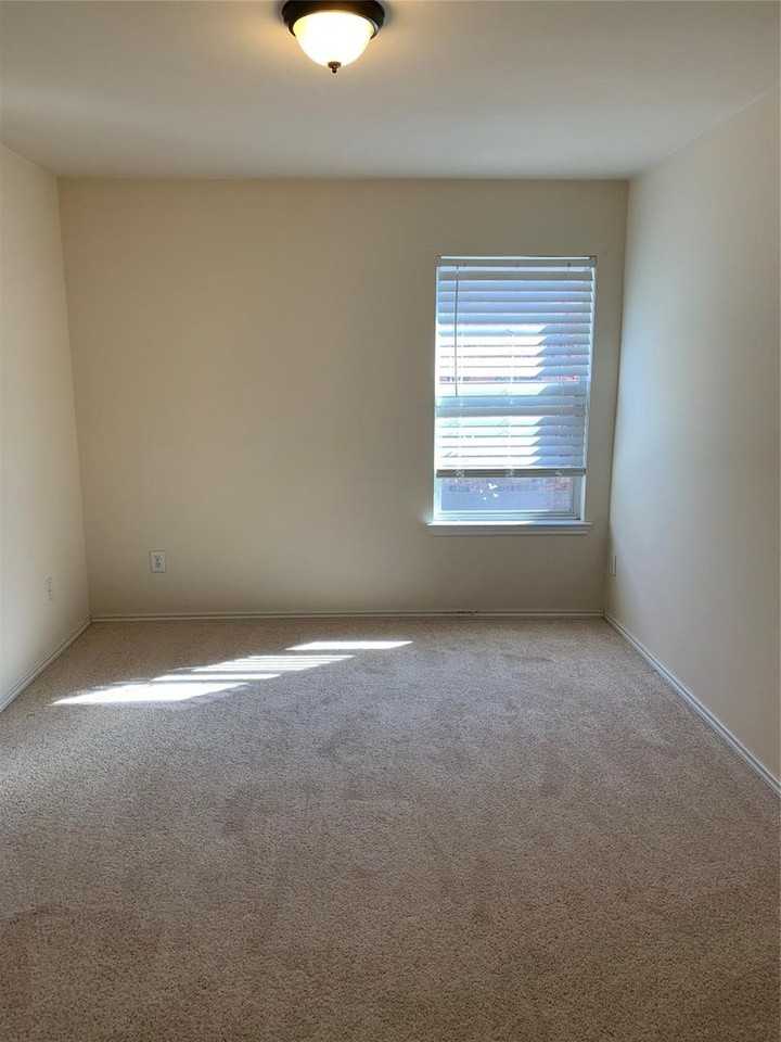 1417 Sleepy Hollow Dr - Photo 3 of 6