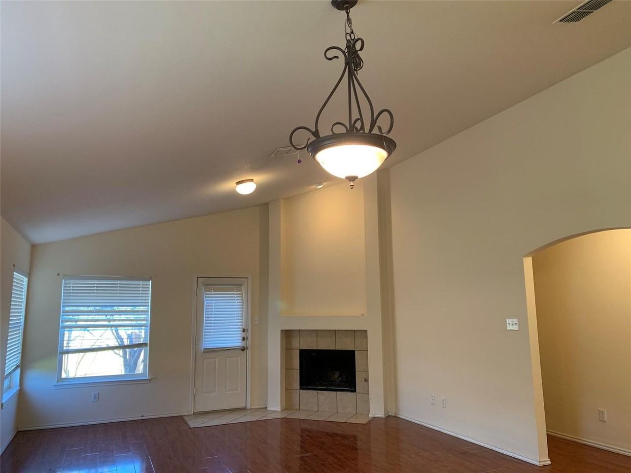 1417 Sleepy Hollow Dr - Photo 4 of 6