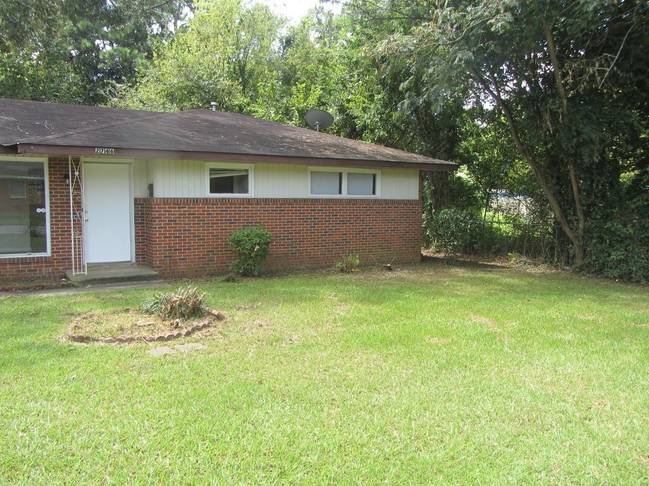 2746 Broadmoor Dr - Photo 2 of 14