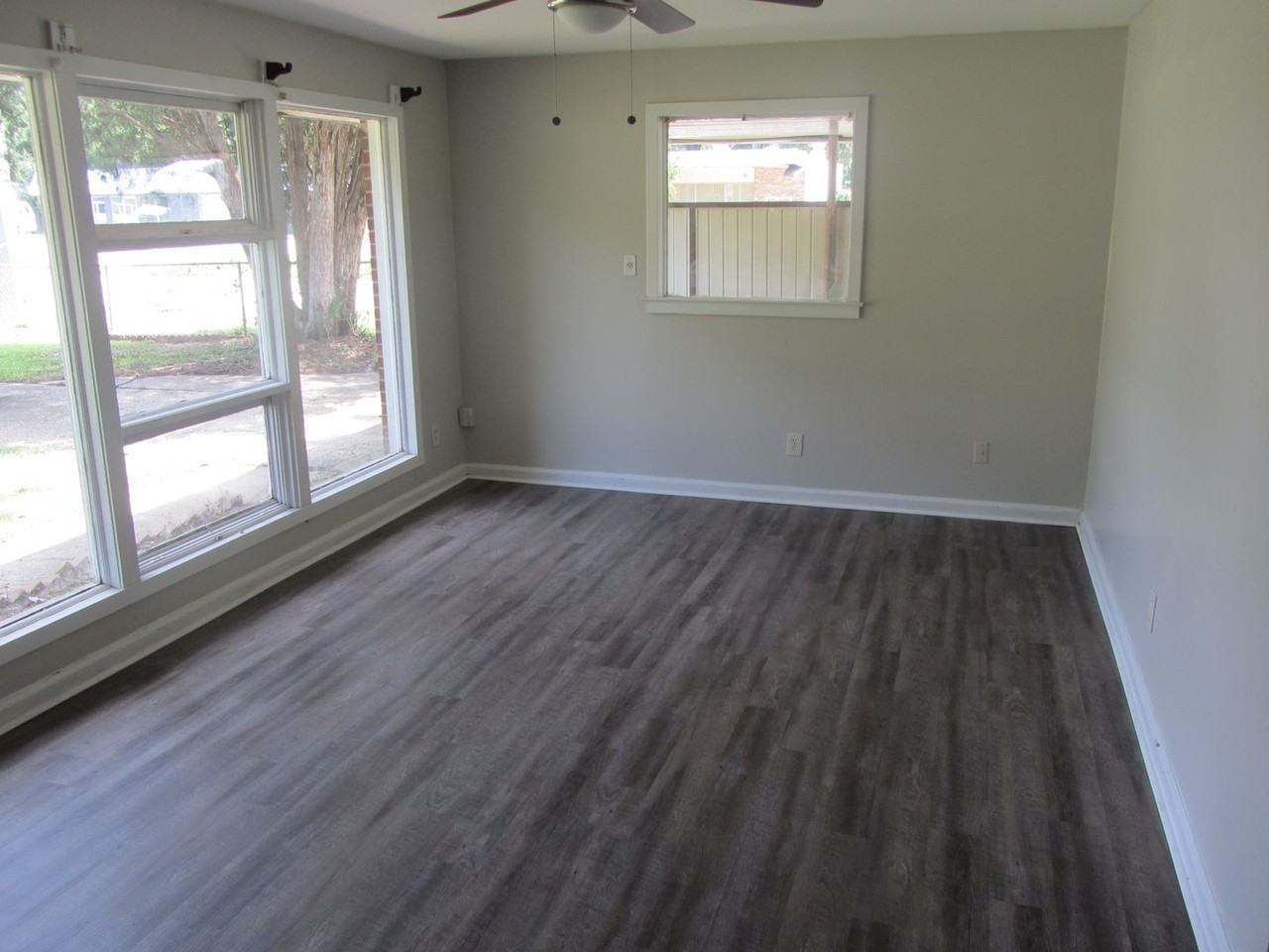 2746 Broadmoor Dr - Photo 4 of 14