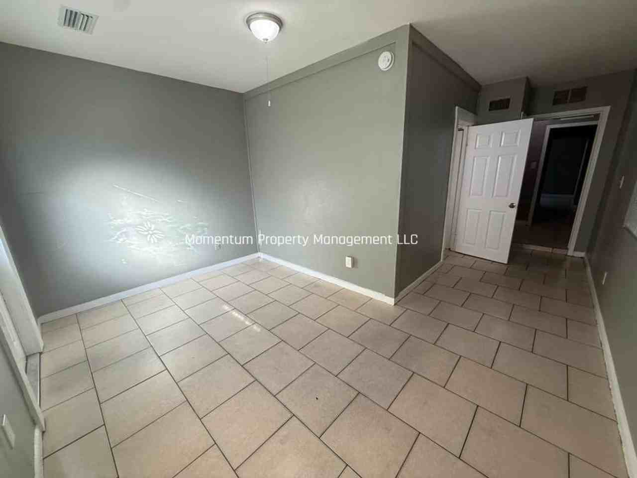2909 N 17th St - Photo 4 of 9