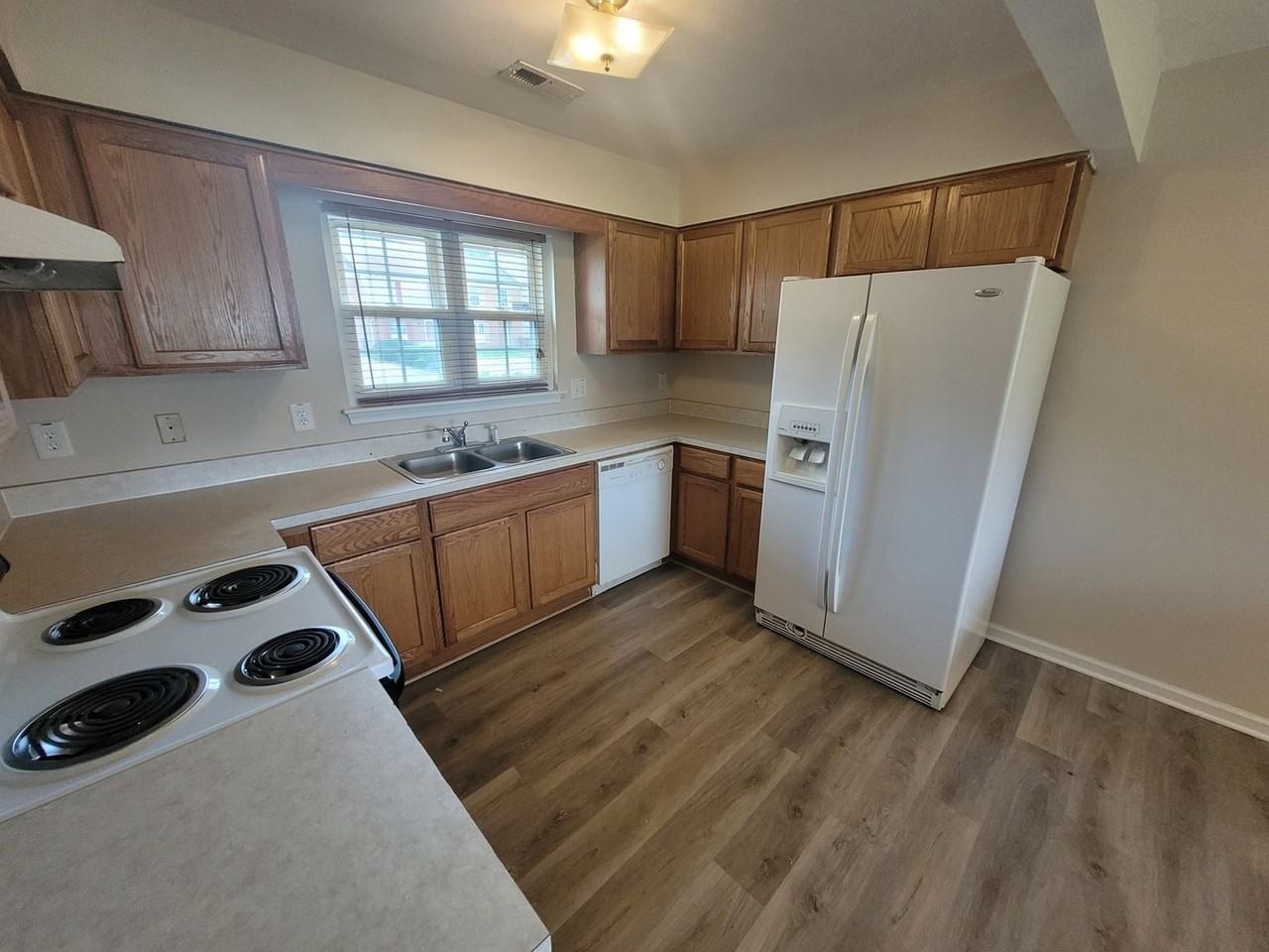 812 Huntly Dr - Photo 3 of 18