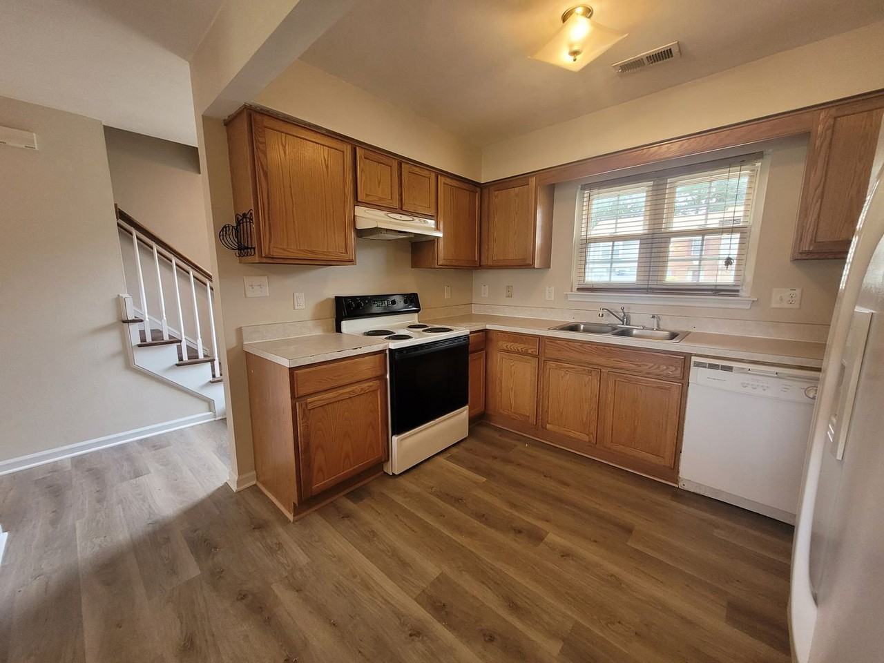 812 Huntly Dr - Photo 4 of 18