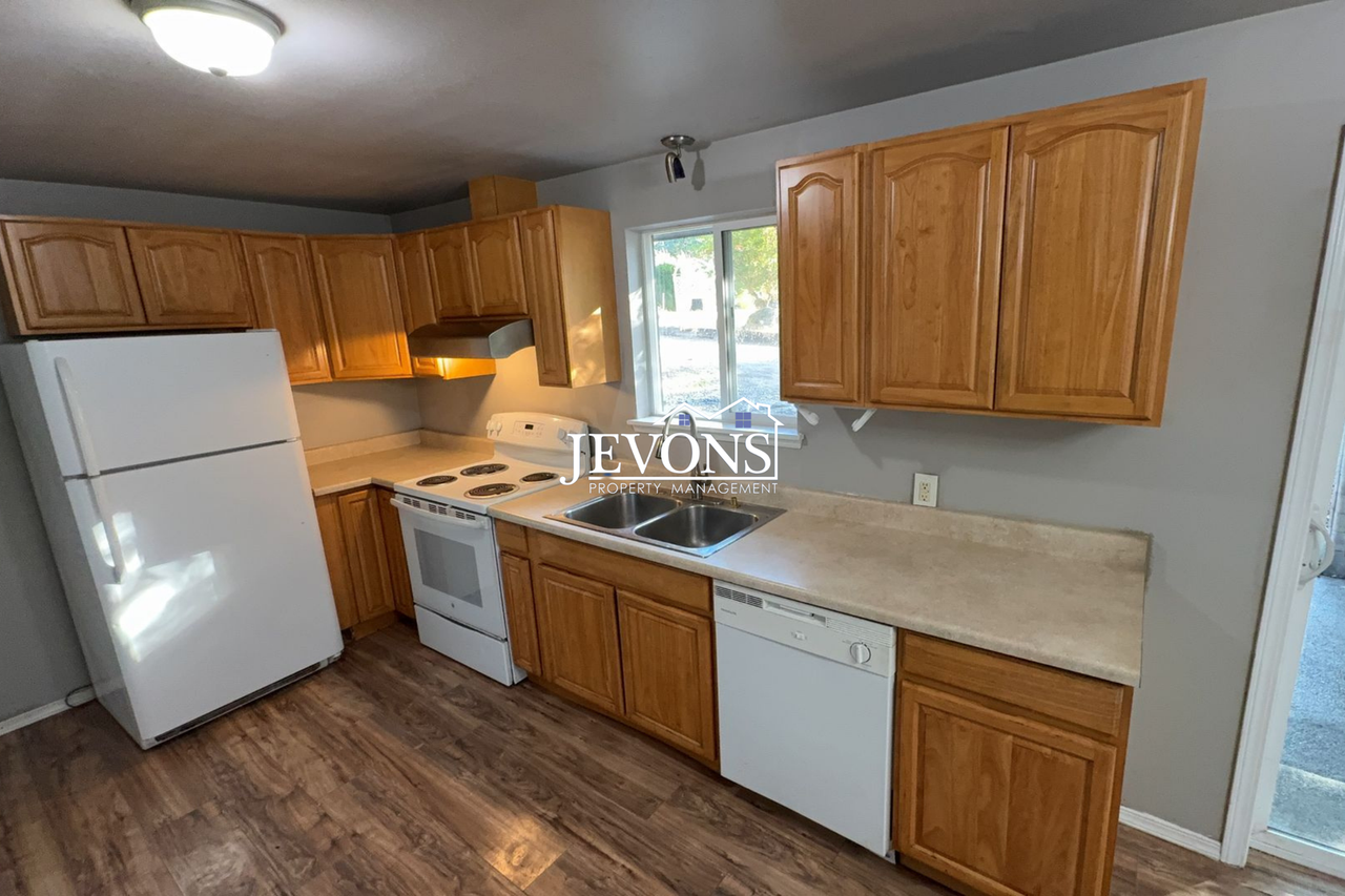 9722 S 200th St - Photo 4 of 18
