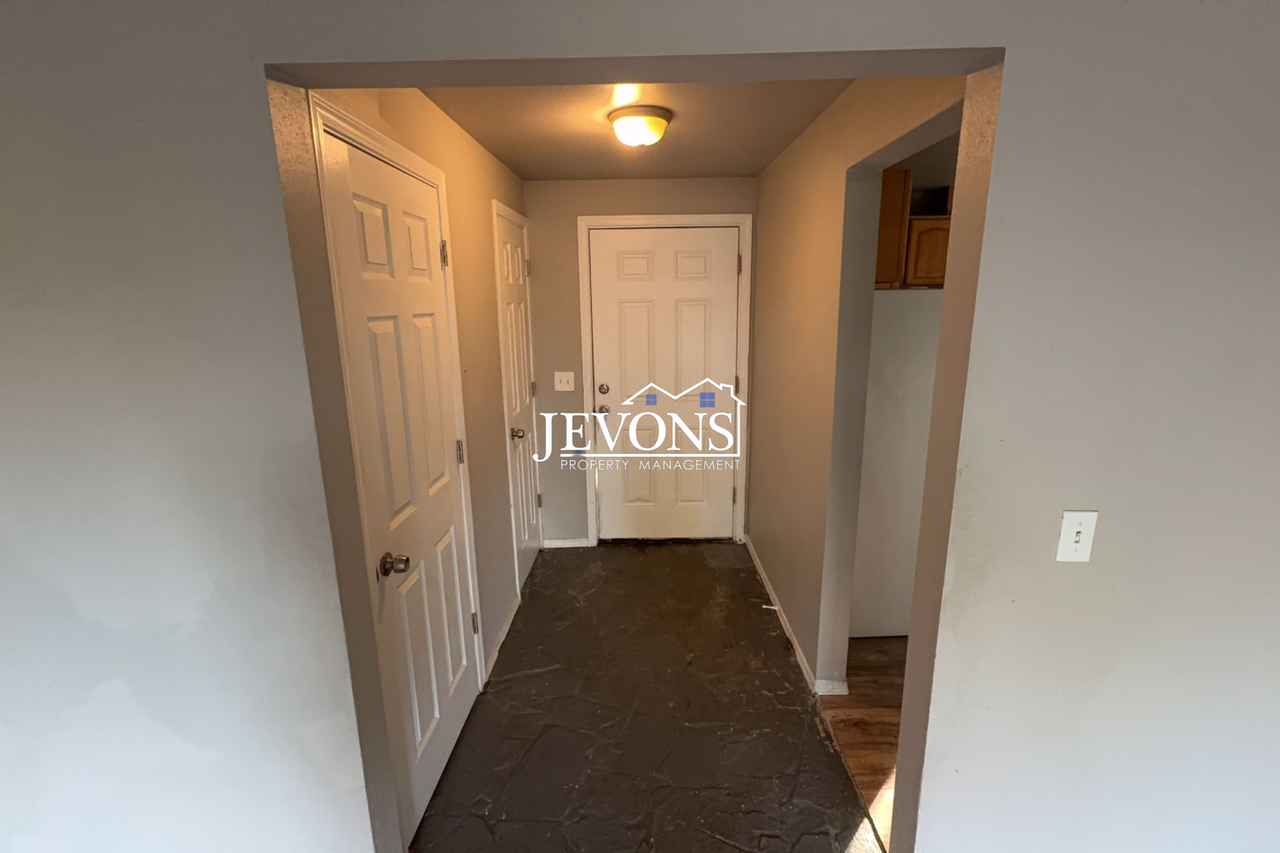 9722 S 200th St - Photo 6 of 18