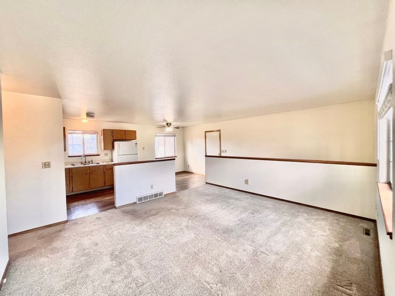 914 Canyon Ct - Photo 4 of 20