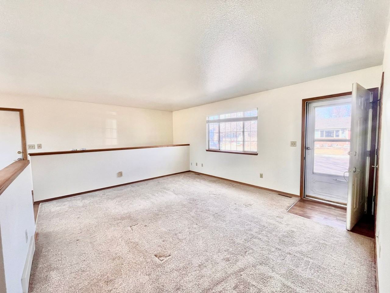 914 Canyon Ct - Photo 3 of 20