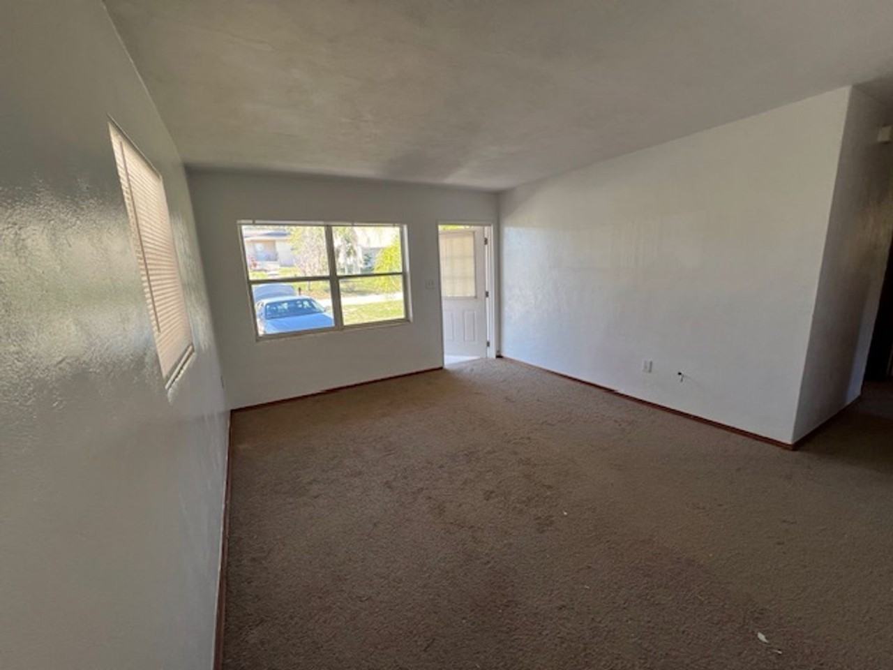 1247 Lakeview Dr - Photo 3 of 15