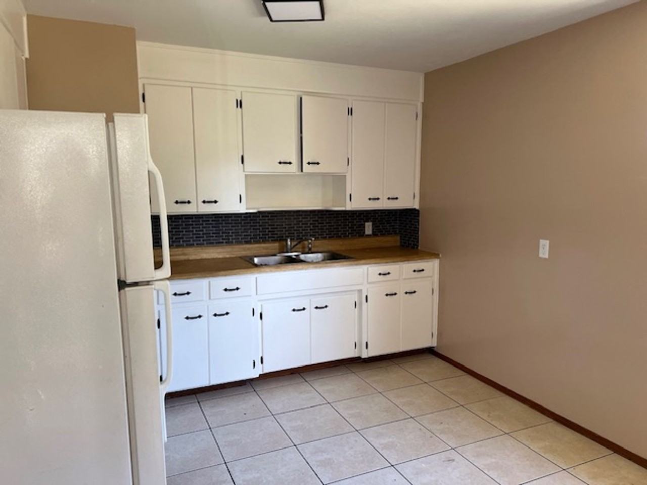 1247 Lakeview Dr - Photo 5 of 15