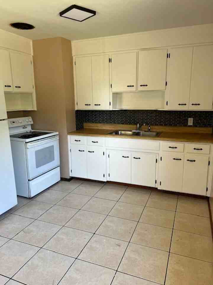 1247 Lakeview Dr - Photo 6 of 15