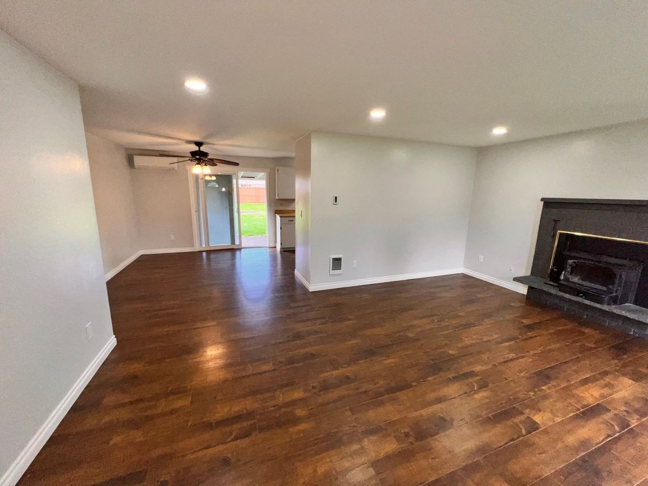 5007 Point Ct Se - Photo 3 of 31