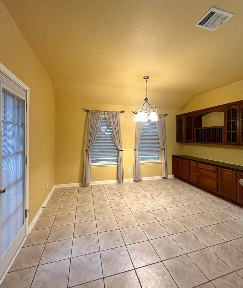 549 Thurber Dr - Photo 5 of 16