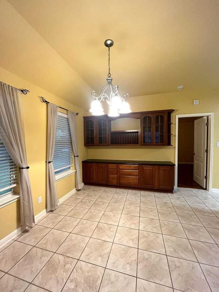 549 Thurber Dr - Photo 6 of 16