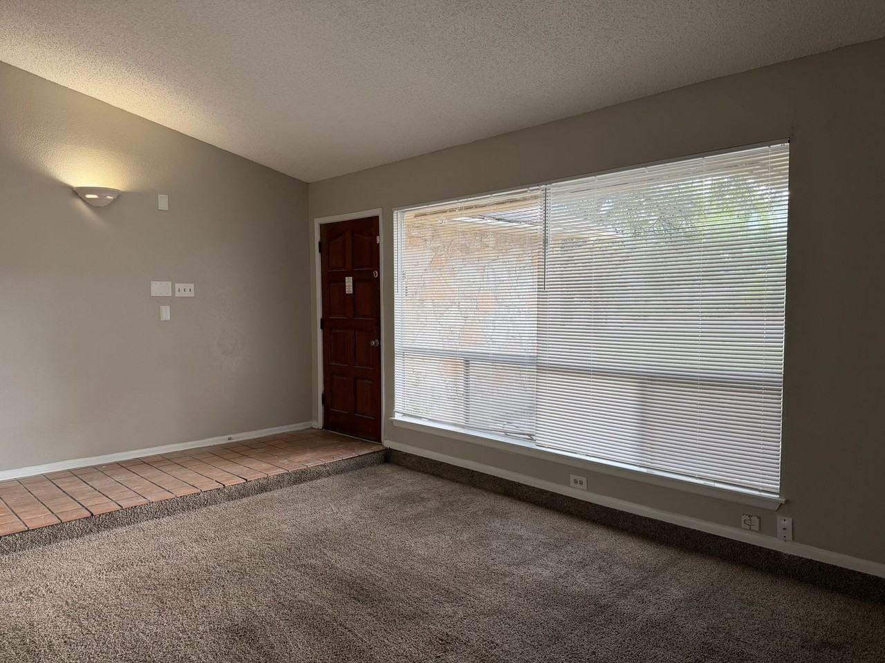 14123 Oak Court St - Photo 4 of 34