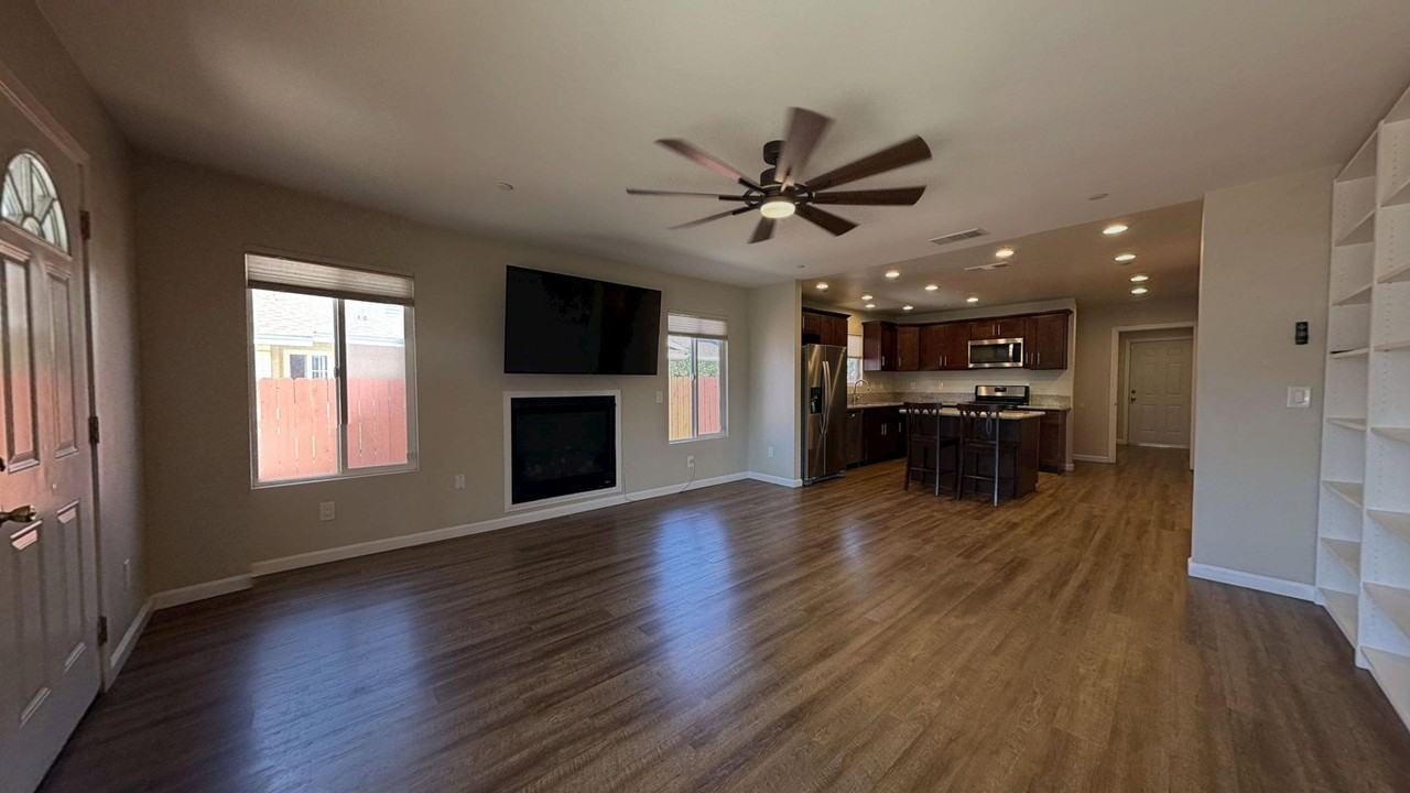 924 Columbia St #1 - Photo 4 of 23