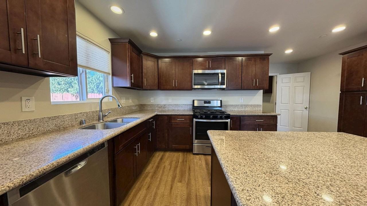 924 Columbia St #1 - Photo 7 of 23