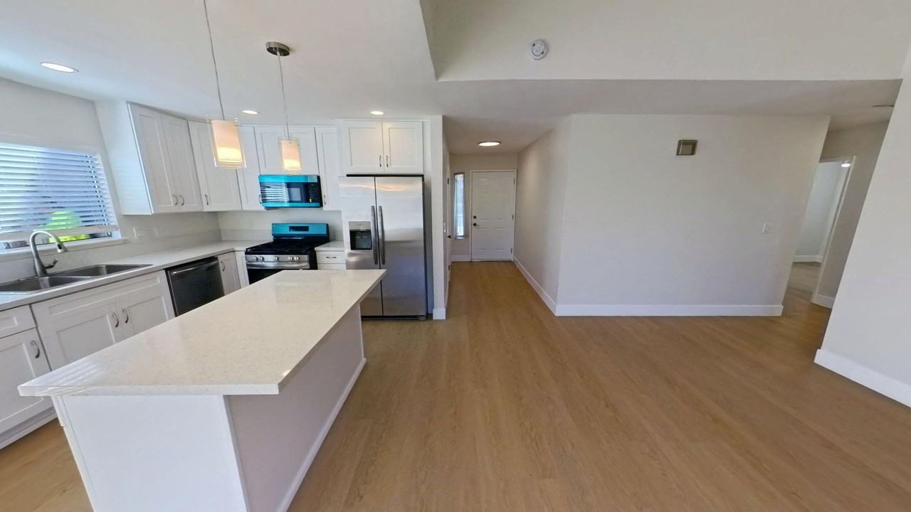 241 Southshore Dr - Photo 4 of 14