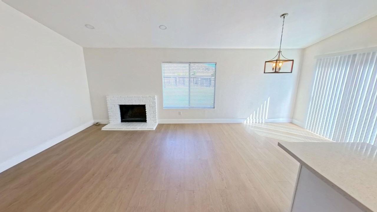 241 Southshore Dr - Photo 5 of 14