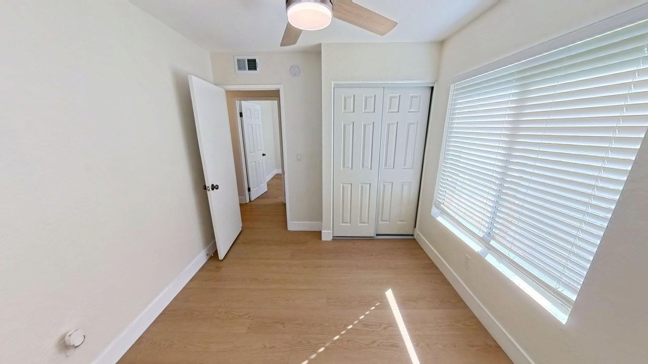 241 Southshore Dr - Photo 7 of 14