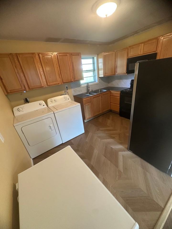 10050 Elm St - Photo 2 of 9