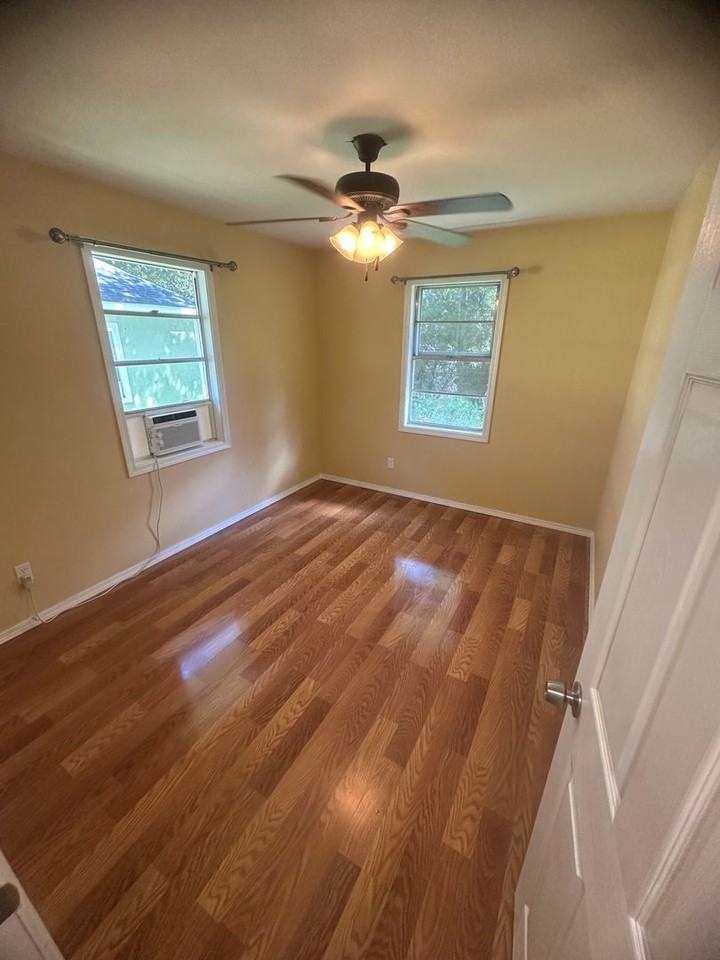 10050 Elm St - Photo 4 of 9