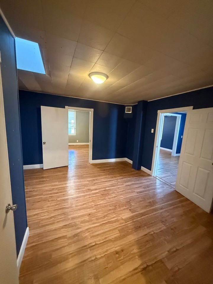 229 E 14th St - Photo 4 of 10