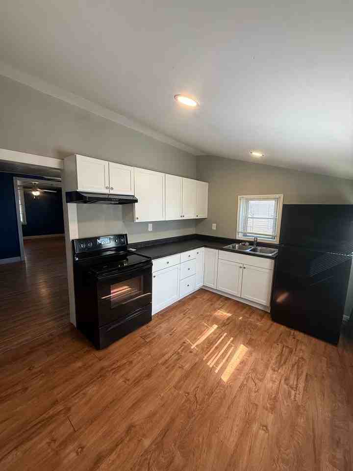 229 E 14th St - Photo 6 of 10