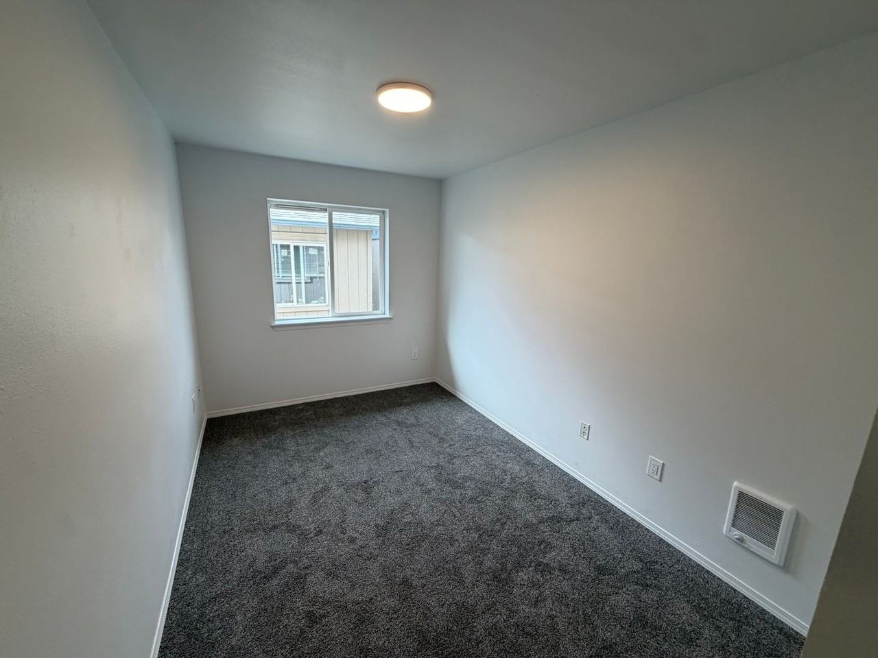4560 S Puget Sound Ave - Photo 6 of 16
