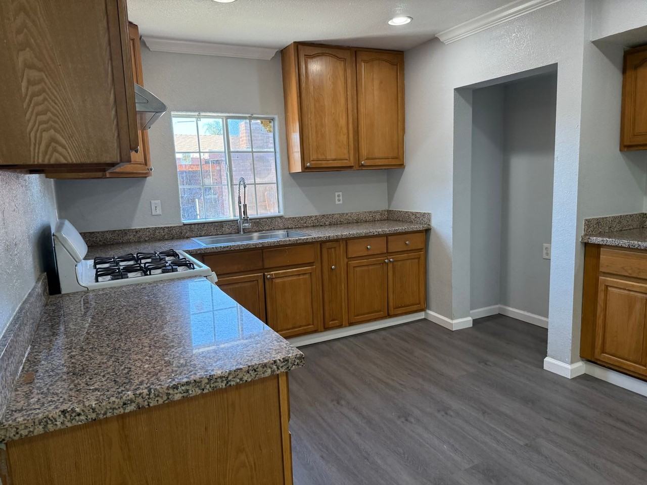 1934 Lavonne Ave - Photo 4 of 18