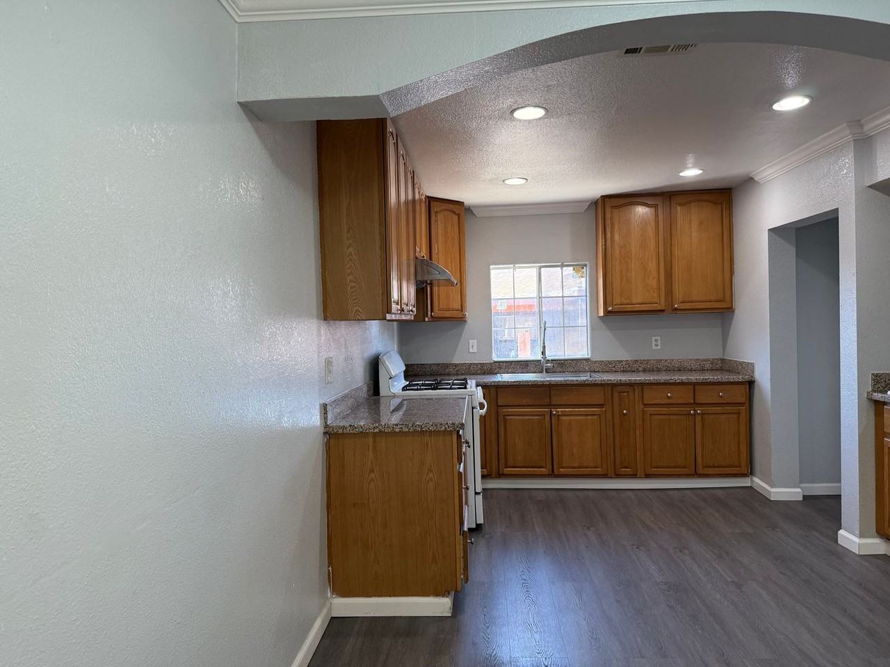 1934 Lavonne Ave - Photo 5 of 18