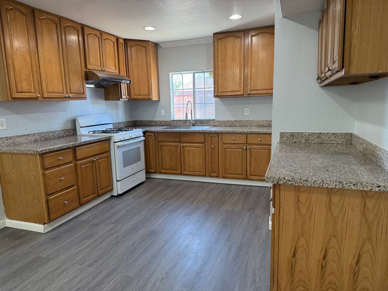 1934 Lavonne Ave - Photo 6 of 18