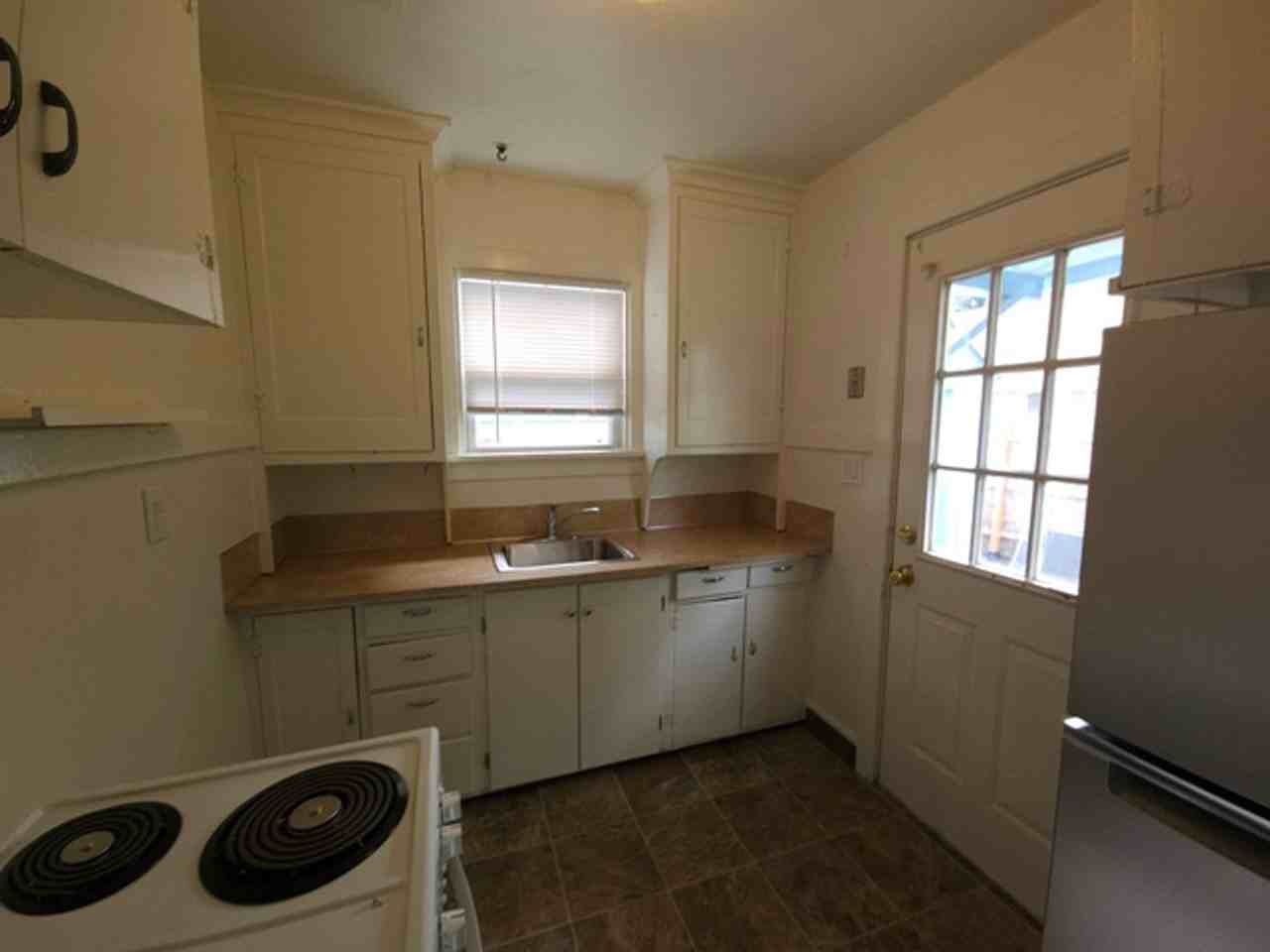 1730 Capitol St Se - Photo 4 of 17
