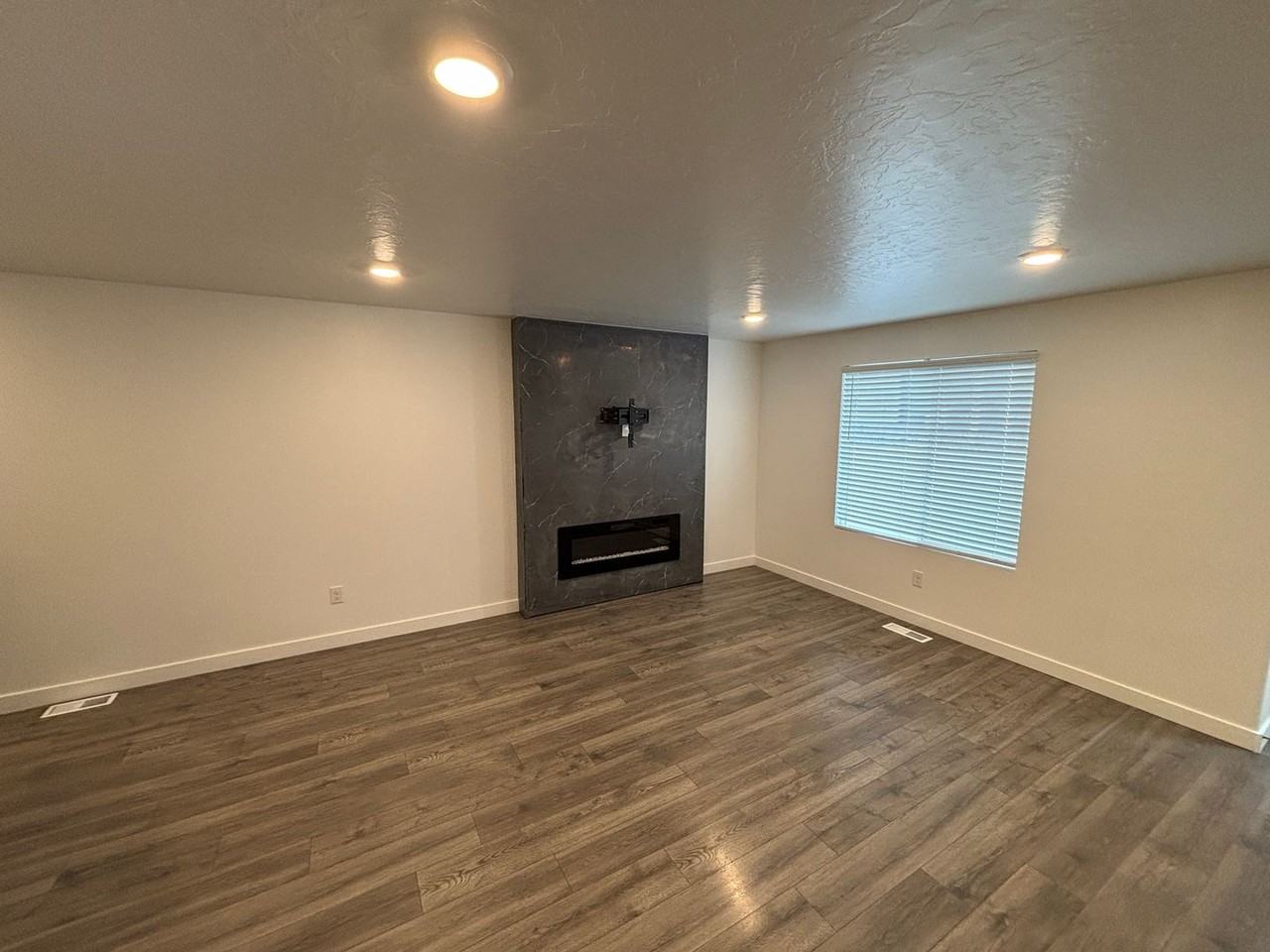 8559 W Meadow Bank Way - Photo 5 of 36
